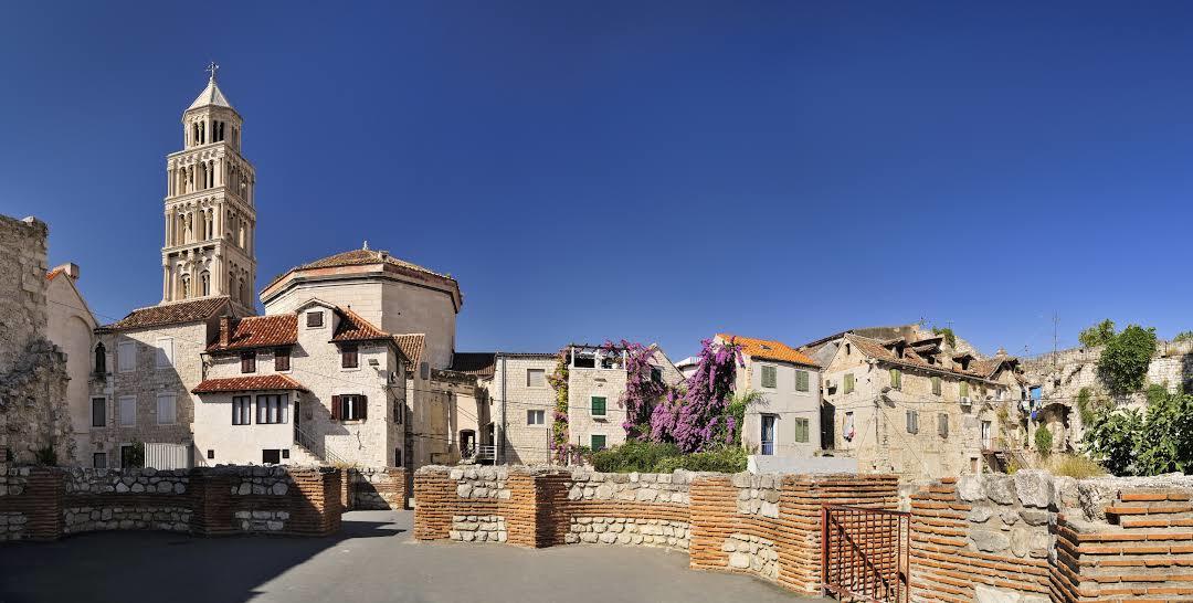 Aziz Domnius Katedrali ve Çan Kulesi