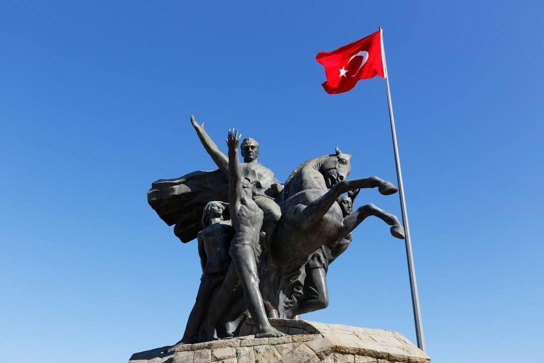İzmir Atatürk Anıtı