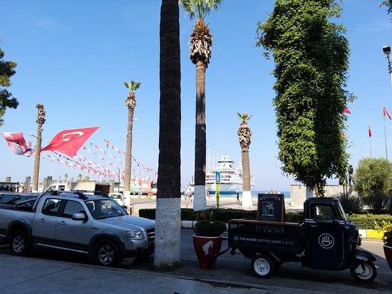 The Hand Coffee Shop & Wine