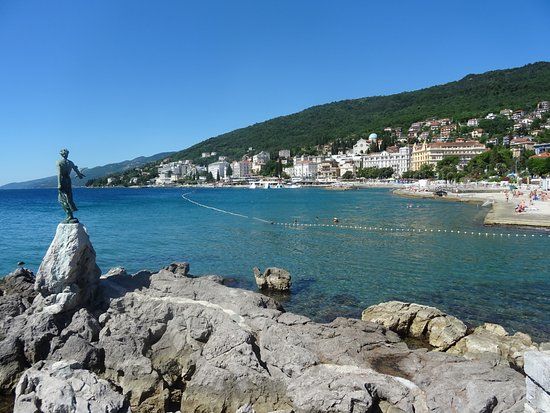 Elinde Martı Olan Kadın Heykeli